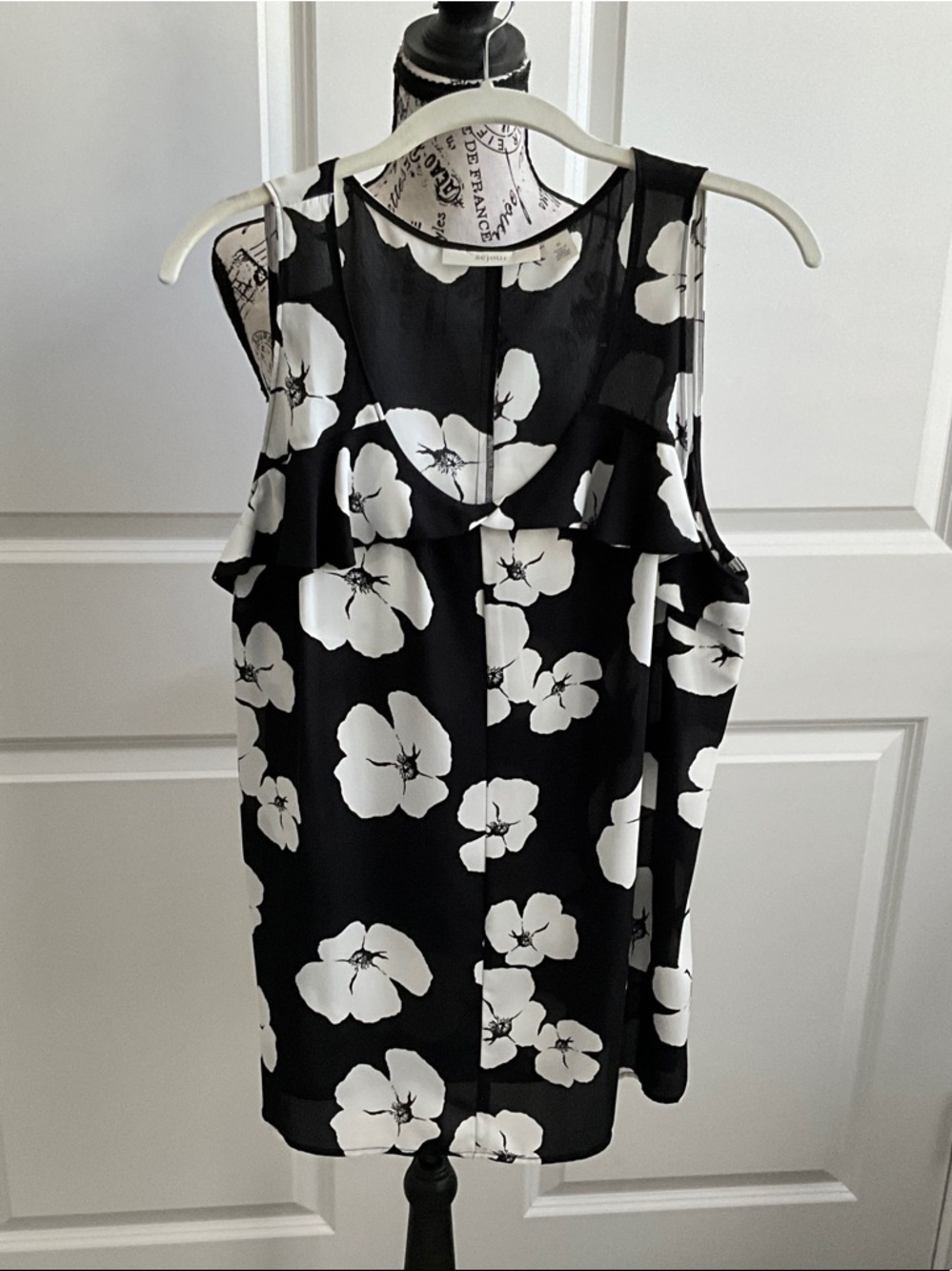 Sejour Black and White Floral Sleeveless Blouse